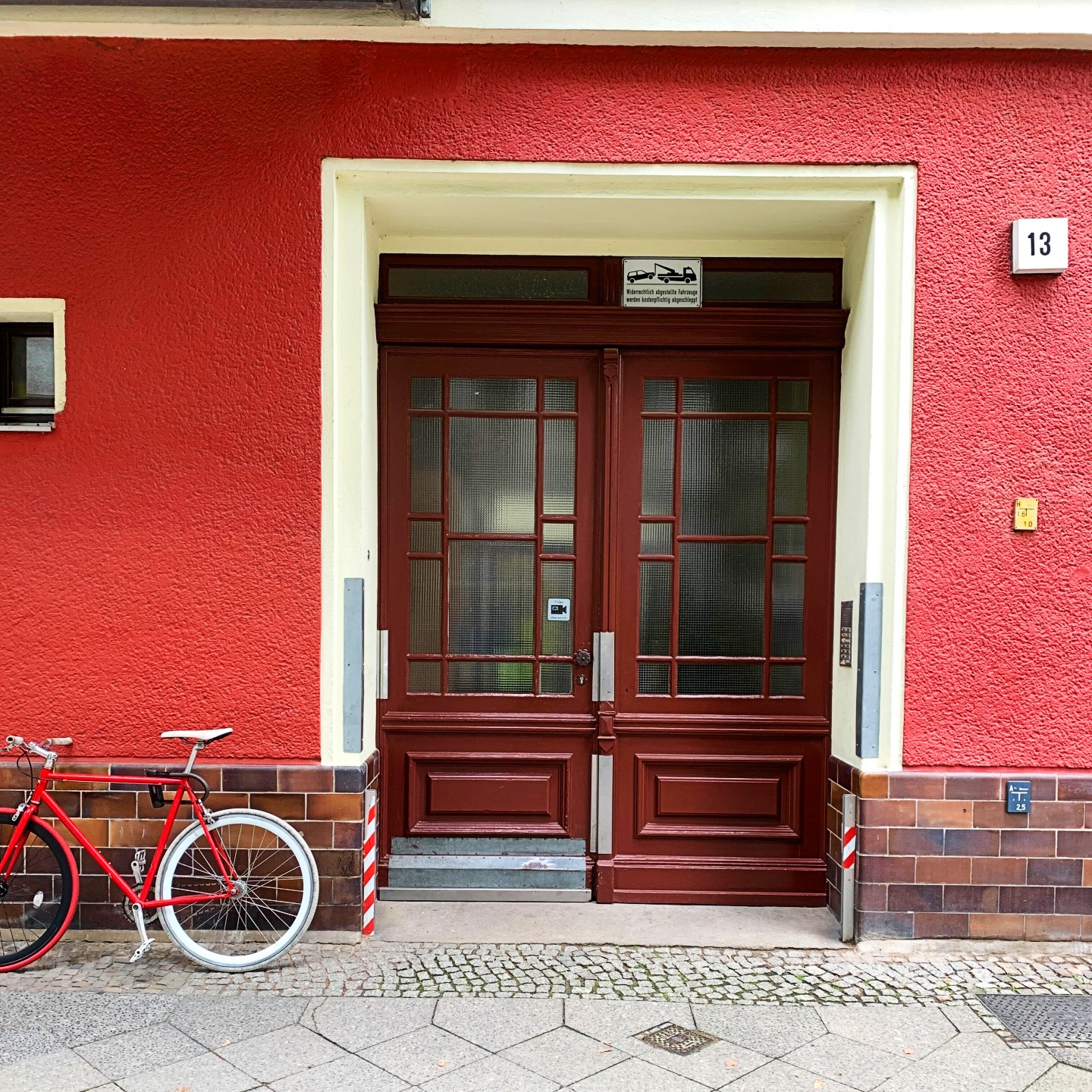 Our quiet space is in the center of Schöneberg, off Goltzstrasse in Berlin.